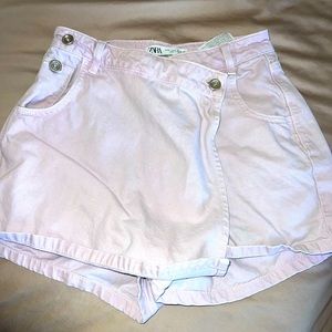 Selling this small lilac Zara skort. Zipper is broken.